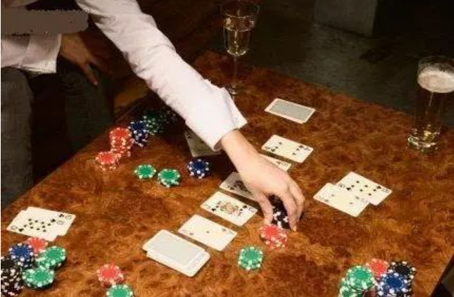 “德州扑克新手指南：如何避免成为‘驴’玩家”
